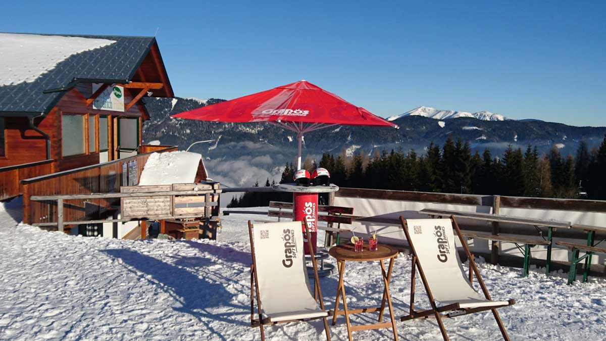 Freizeit rund um das Berggasthaus Friedrichhütte am Stuhleck - Foto zeigt die Sonnenterrasse im Winter
